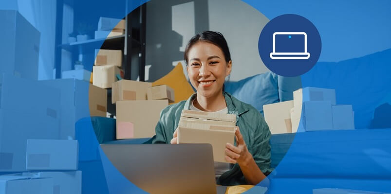 Mulher sorridente embala objeto que foi vendido por meio de marketplace para ser enviado ao cliente.