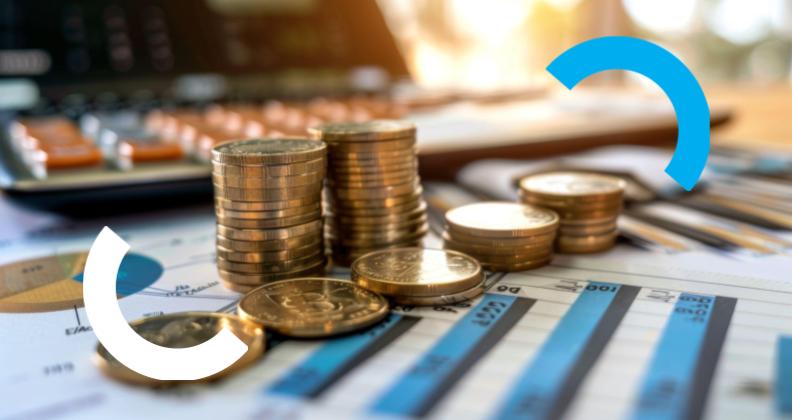 Calculadora e dinheiro simbolizando a redução de custos